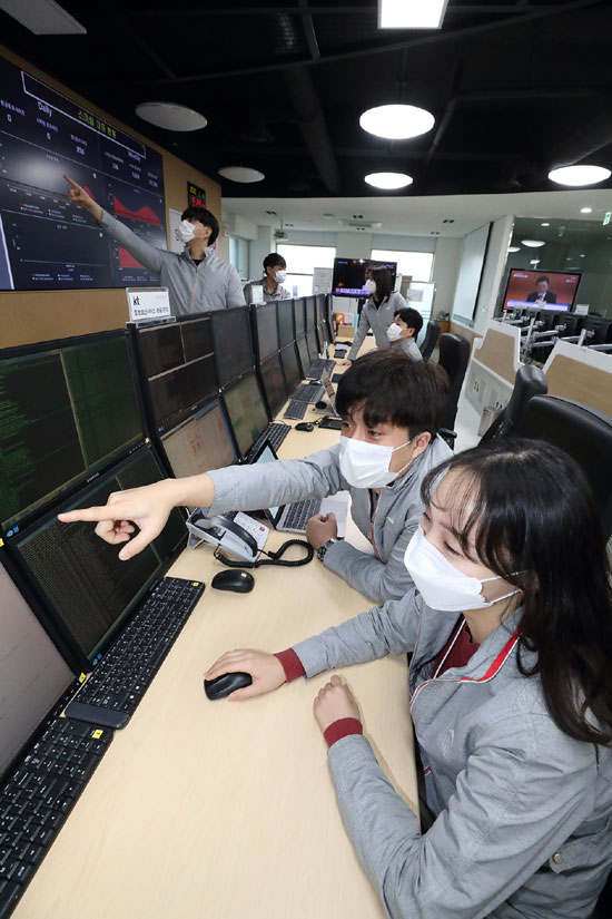 11일 오전 경기 과천에 있는 KT INS운용센터에서 KT 직원들이 스미싱을 모니터링하고 있다. /KT 제공