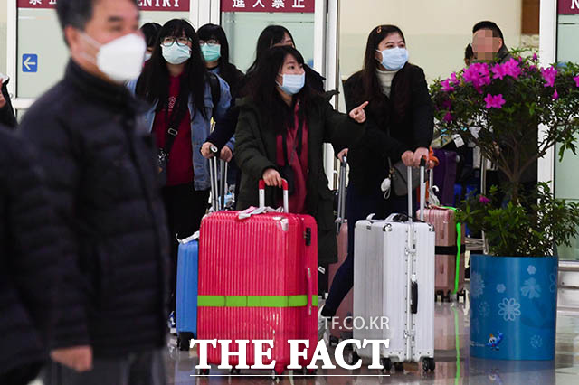 신종 코로나바이러스 감염증 확산으로 여행업계가 어려움을 맞고 있는 가운데 한국여행업협회가 정부에 자금 지원 요청을 보냈다. 8일 오후 김포국제공항으로 입국한 외국인 관광객들이 마스크를 착용한 채 이동하고 있다. /김세정 기자