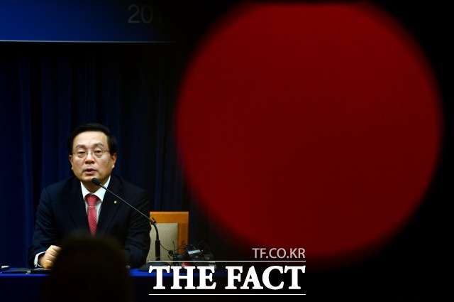 손태승 회장의 연임 의지가 직·간접적으로 드러난 가운데 금융당국이 우리금융에 대해 압박 수위를 높이고 있다. /더팩트 DB