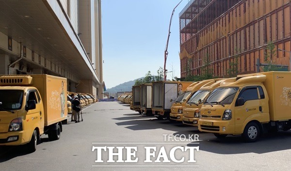 SSG닷컴이 신종 코로나로 수요가 증가하는 마스크, 손소독제 등 용품을 안정적으로 공급하겠다고 11일 밝혔다. 사진은 SSG닷컴 물류센터 네오 앞에 배송차량이 서 있는 모습. /이민주 기자