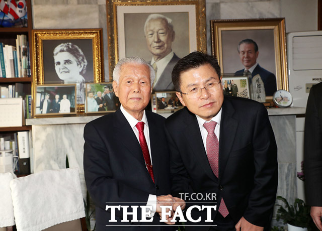 이승만 전 대통령의 양아들 이인수 박사(왼쪽) 예방한 황교안 대표