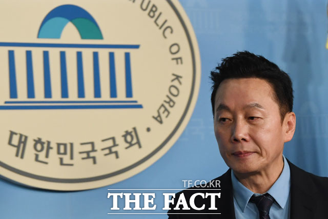 정 전 의원측은 당이 부적격 판정에 반발하는 핵심 지지층을 달랠 후속조치를 취해야 한다는 입장이다. 11일 회견 후 국회 정론관을 빠져나가는 정 전 의원. /남윤호 기자