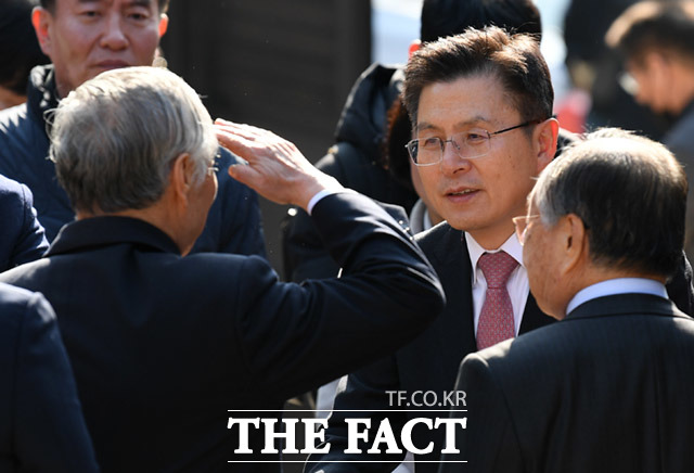 인사 도중 한 관계자가 경례하자 당황한 나머지