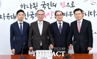 [TF사진관] 태영호 자유한국당 총선 후보 선언… '직접 찾아와 환영한 황교안 대표'