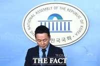 [TF포토] 고개숙인 정봉주