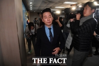 [TF포토] 기자회견장 나서는 정봉주