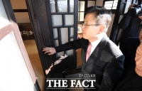 [TF포토] 조각당 살펴보는 황교안 대표