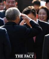 [TF사진관] '맞경례 하는 황교안 대표'