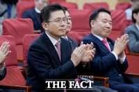 [TF포토] 황교안, '영입인사를 향한 박수!'