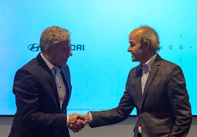 파예즈 라만 현대·기아자동차 차량아키텍처개발센터 전무(왼쪽)와 울리히 크란츠 카누 대표가 12일 미국 로스앤젤레스에 있는 카누 본사 사옥에서 차세대 전기차 플랫폼 개발 협력 계약을 체결한 뒤 악수하고 있다. /현대·기아자동차 제공