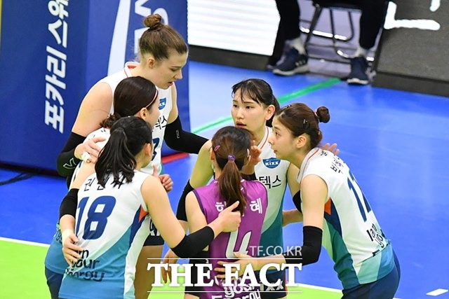 13일(목) 오후 7시에 장충체육관에서 열리는 2019-20시즌 V리그 여자부 GS칼텍스-흥국생명전을 대상으로 한 배구토토 매치 22회차 투표율 중간집계 결과, 참가자들은 홈팀 GS칼텍스의 우세를 예상했다./KOVO 제공