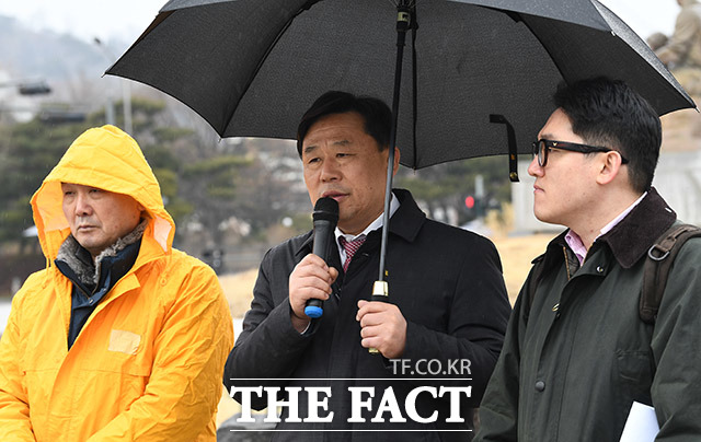 발언하는 김종훈 민중당 의원(가운데)
