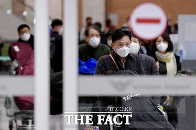 신종 코로나바이러스 감염증 확산에 대한 우려가 커지고 있는 가운데 12일 오전 인천국제공항에서 여행객들이 마스크를 착용한 채 입국장에 들어서고 있다./이선화 기자