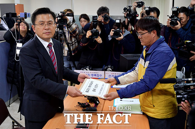 21대 총선에서 서울 종로 출마를 선언한 황교안 자유한국당 대표(왼쪽)가 12일 오후 종로구선거관리위원회에 방문해 예비후보 등록을 하고 있다. /이덕인 기자