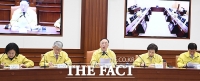 [TF포토] 경제관계장관회의 주재하는 홍남기