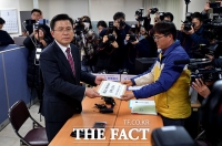 [TF포토] 종로 예비후보 등록한 황교안