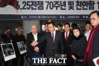 [TF포토] '6·25-천안함' 사진전 관람하는 황교안