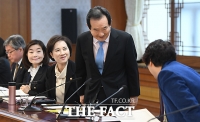 [TF포토] 위원들과 인사 나누는 정세균 총리