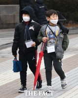 [TF포토] '친구와 함께할 때도 마스크 써요~'