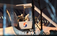 [TF포토] 방역복 입고 전세기에서 내리는 승무원들