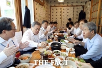  靑, 매주 금요일 점심 구내식당 문 닫기로…'상권 활성화'