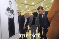 [TF사진관] '천안함 사진에 고개숙인 황교안'