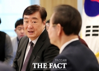 [TF포토] 박원순 시장과 대화 나누는 싱 하이밍 신임 중국대사