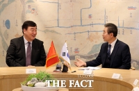 [TF포토] 중국대사와 대화 나누는 박원순 시장