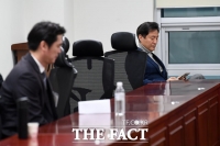 [TF포토] 면접 기다리는 오세훈