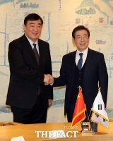 [TF포토] 손 맞잡은 박원순 시장과 싱 하이밍 중국대사