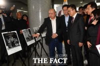 [TF포토] 황교안, '6.25 전쟁 사진전 관람'
