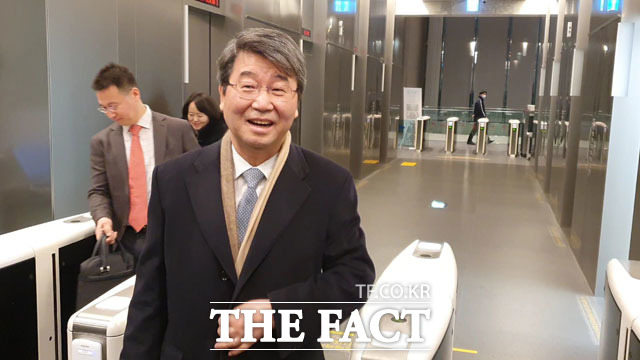 삼성 준법감시위원회가 13일 2차 회의를 열고 대외 후원금 지출 등 계열사가 보고한 안건 등을 논의했다. 사진은 지난 5일 첫 회의를 마치고 서울 서초구 삼성생명 서초타워를 빠져나오고 있는 김지형 위원장. /이성락 기자