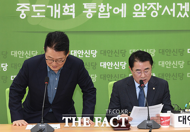 최 대표의 발언 도중에 자리에 착석하는 박지원 의원(왼쪽)