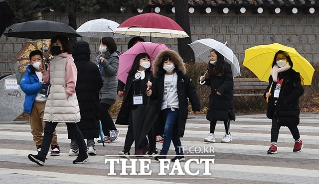 정부가 신종 코로나바이러스감염증의 공식 한글 명칭을 코로나19로 지정한 지난 12일 오후 서울 종로구 청와대를 방문한 어린이들이 마스크를 쓰고 이동하고 있는 모습. /이동률 기자