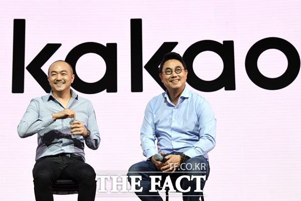 카카오의 영업이익률이 지속해서 개선하면서 올해 두 자리 수의 영업이익률이 실현 기대감이 높아지고 있다. 사진은 조수용(왼쪽), 여민수 카카오 공동대표. /더팩트 DB
