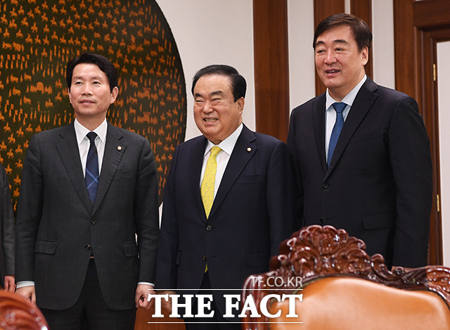 싱하이밍 주한 중국대사(오른쪽) 맞이하는 문희상 국회의장(가운데)과 이인영 더불어민주당 원내대표