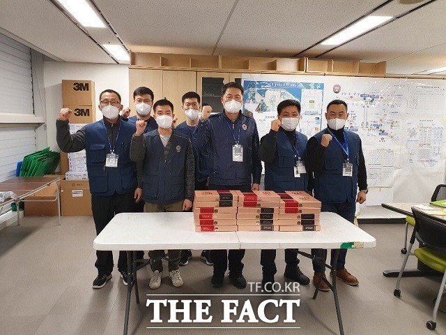 문재인 대통령은 13일 질병관리본부에 이어 인천공항 검역소에 홍삼 제품 50상자를 전달하며 직원들을 격려했다. 인천공항 검역소 직원들이 문 대통령으로부터 받은 선물을 앞에 두고 파이팅을 외치는 모습./청와대 제공