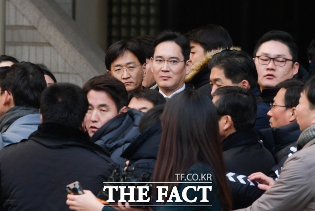 이재용 삼성전자 부회장이 서울 강남의 한 성형외과에서 상습적으로 프로포폴 주사를 맞았다는 공익신고가 접수돼, 검찰이 수사에 나섰다. 사진은 이 부회장이 지난달(1월) 17일 서울고등법원에서 열린 파기환송심 4차 공판을 마치고 법정을 나서는 모습. /김세정 기자