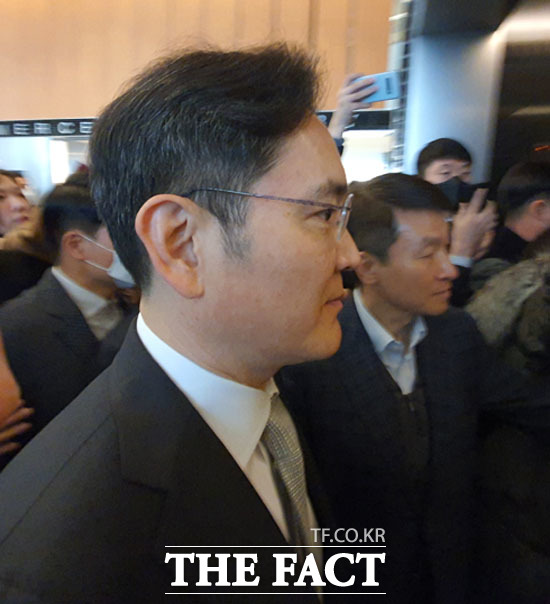 이재용 삼성전자 부회장이 취재진에 둘러싸여 힘겹게 간담회 장소로 이동하고 있다.