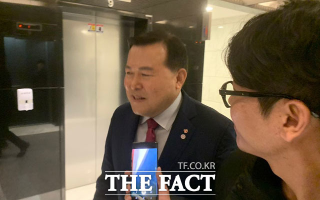 간담회를 마친 황각규 롯데지주 부회장이 대한상의를 빠져나가며 취재진의 질문에 답하고 있다.