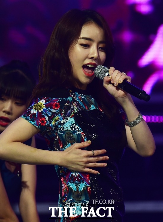 트로트 가수 설하윤이 19일 오후 경기도 고양시 일산 MBC드림센터에서 열린 MBC뮤직 쇼 챔피언 생방송에서 화려한 무대를 펼치고 있다.