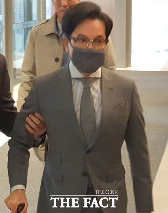 이재현 CJ 회장이 마스크를 착용하고 간담회 장소로 걸어가고 있다.