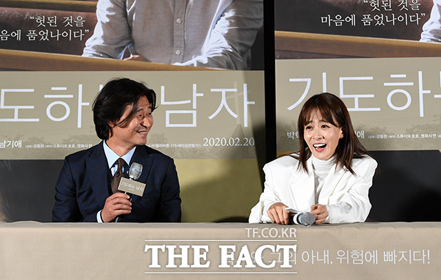 영화 기도하는 남자에서 부부로 만난 배우 박혁권(왼쪽)과 류현경