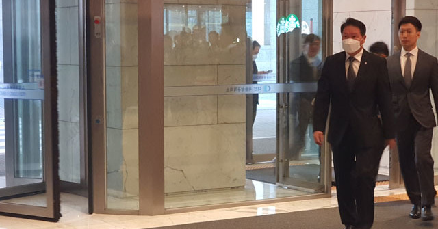 최태원 SK 회장이 13일 오전 10시 30분 서울 중구 대한상공회의소에서 열린 코로나19 대응 경제계 간담회에 참석하기 위해 이동하고 있다. /대한상의=이성락 기자