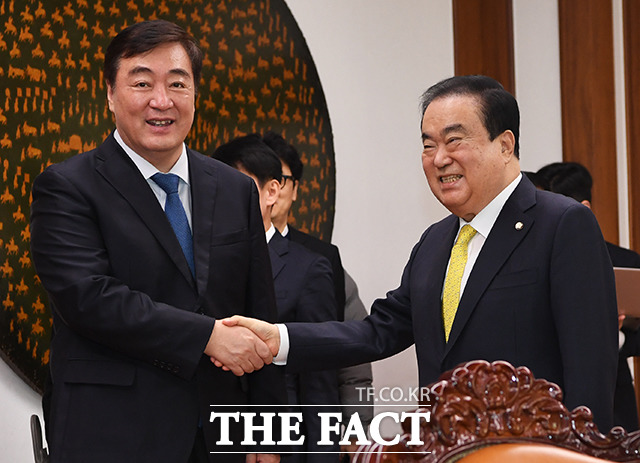 문희상 국회의장 예방한 싱하이밍 주한 중국대사(왼쪽)