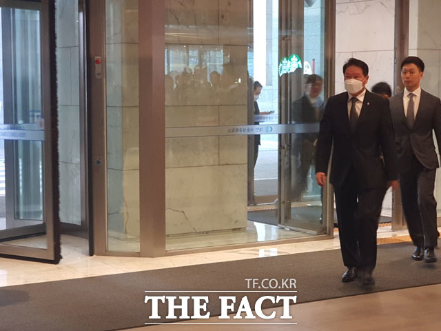 최태원 SK 회장이 13일 오전 10시 30분 서울 중구 대한상공회의소에서 열린 코로나19 대응 경제계 간담회에 참석하기 위해 이동하고 있다. /대한상의=이성락 기자