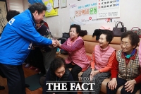 [TF포토] 어르신 손 꼭 잡은 이낙연