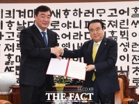 [TF포토] 시진핑 주석에게 편지 전달하는 문희상 국회의장