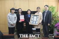  탈북민 대안학교 '드림학교' 전북맹아학교에 졸업선물 전달