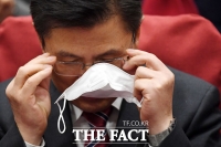 [TF포토] 황교안, '마스크는 잠시 벗어두고'